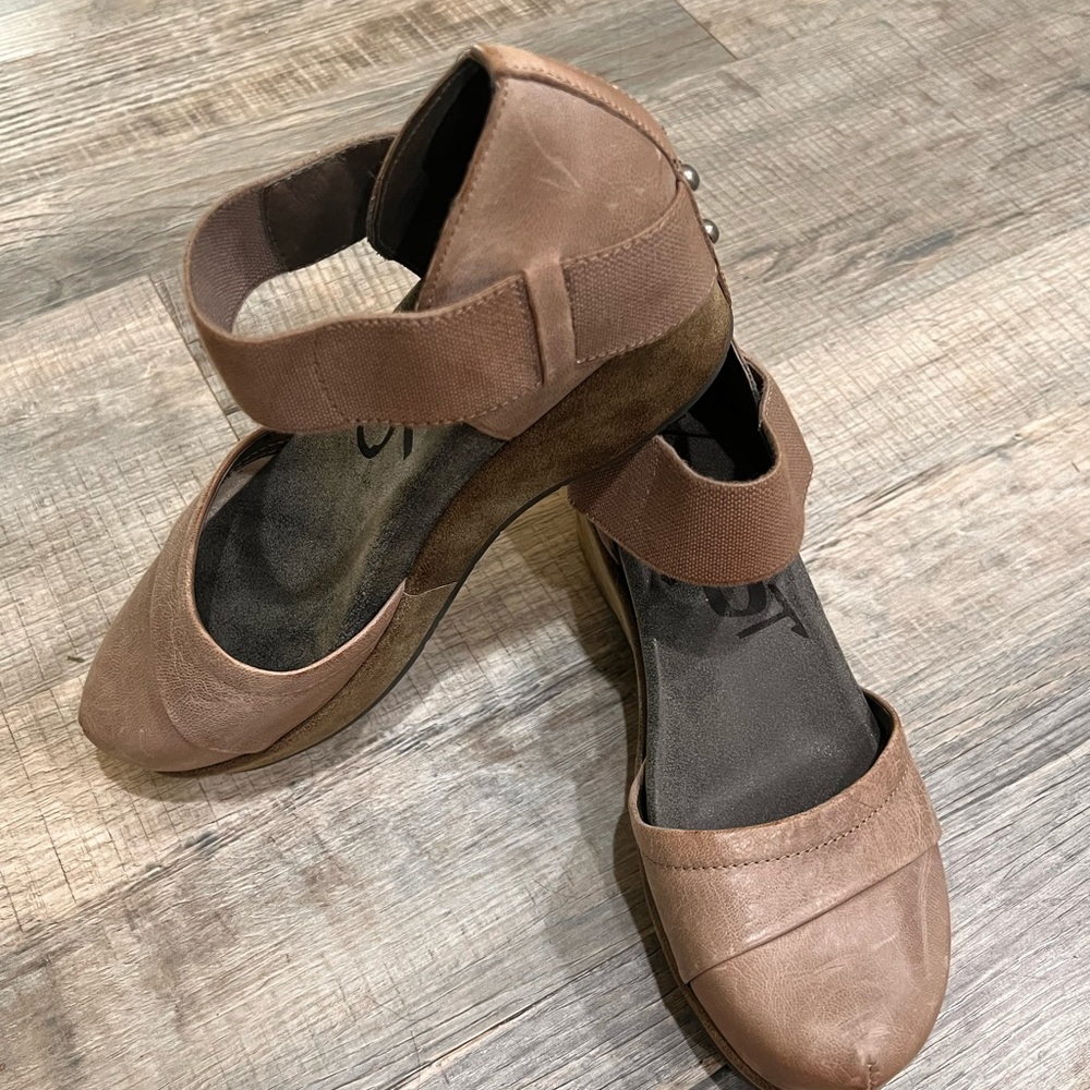 OTBT Womens Wander Out Closed Toe Sandals Wedge Platform Taupe Leather 8M
